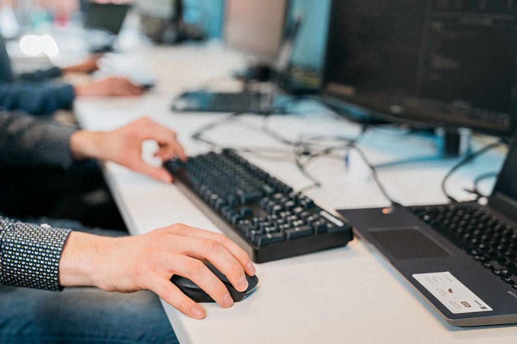 Person arbeitet am Computer im Büro